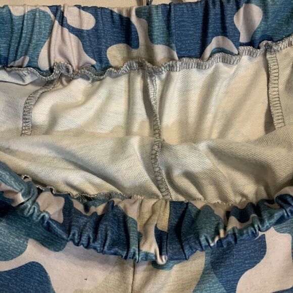 Size LARGE blue/gray camouflage joggers. 95% poly and 5% spandex. Very stretchy - Picture 4 of 10